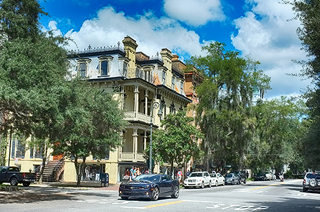Old Town Savannah Area, the historic colonial building and cars parking. (moonglee / Shutterstock.com)